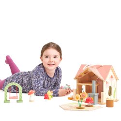 Tender Leaf Dockhus i trä – Rosewood Cottage