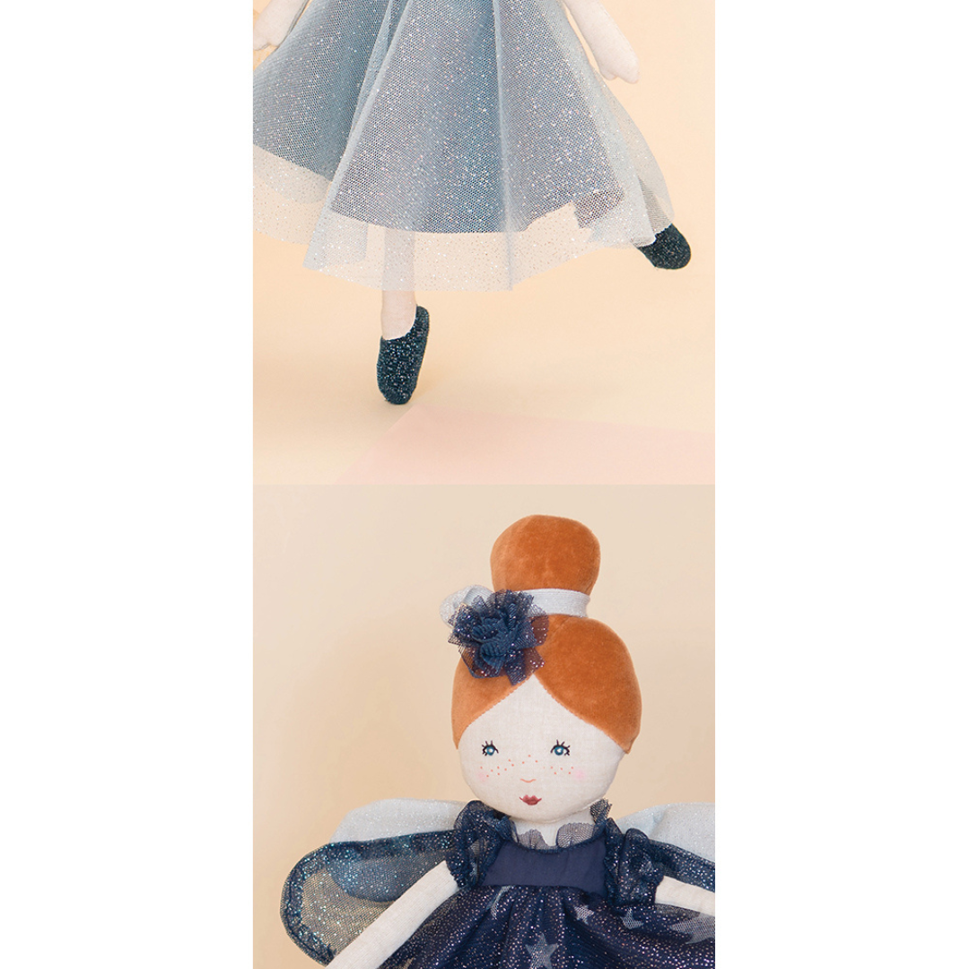 Moulin Roty Celeste fédocka med sagoinspirerad design, vingar och dekorativa kläder